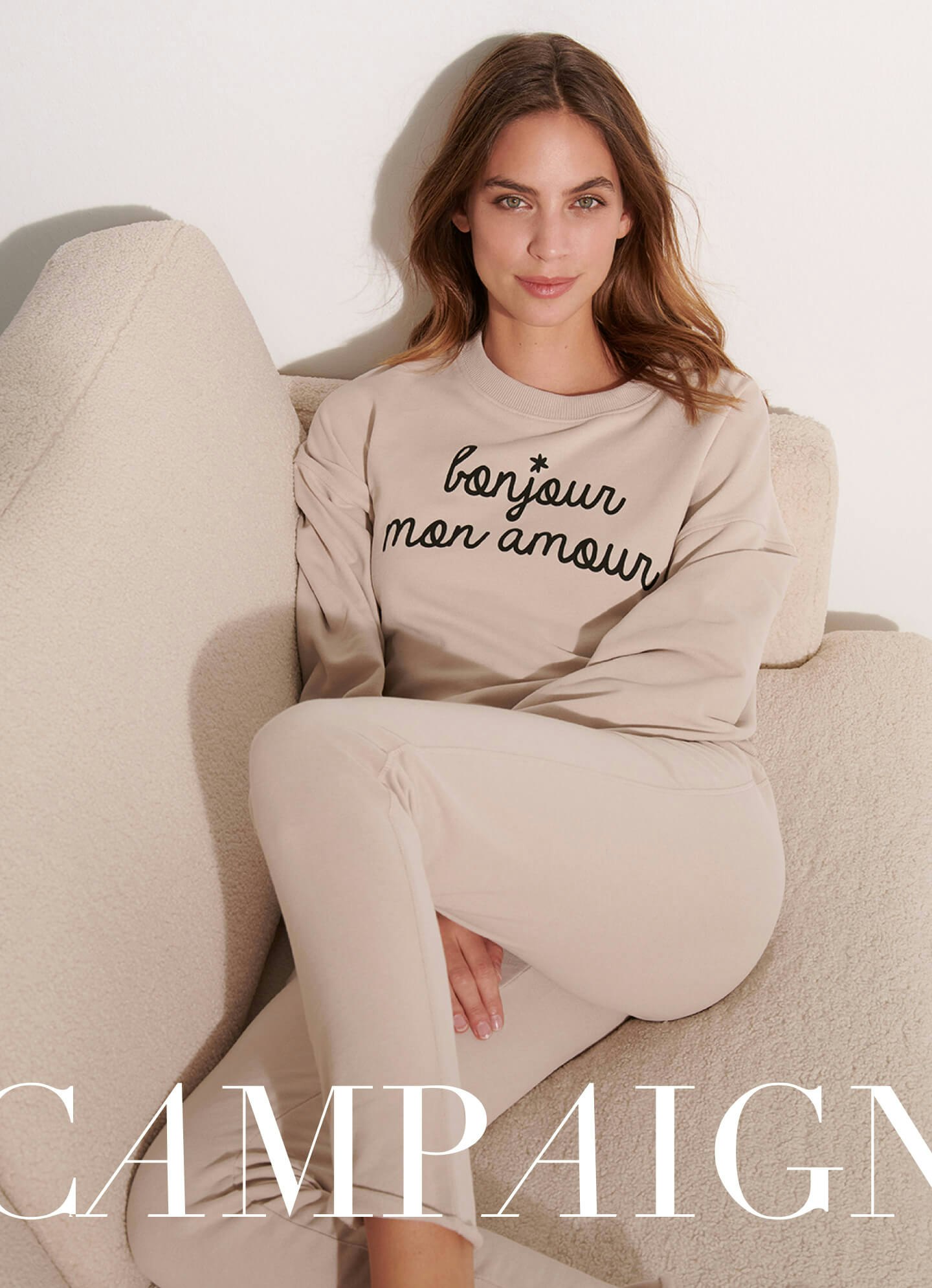 Sweatshirt in beige von JUVIA