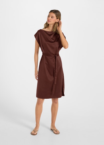 Coupe Regular Fit Robes Robe en satin merlot