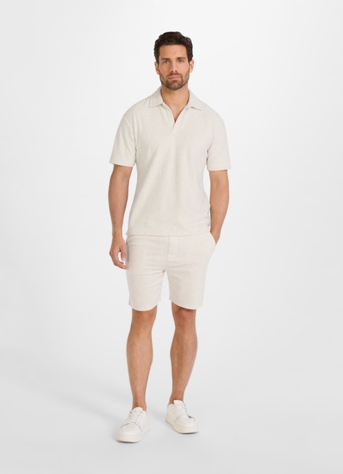 Slim Fit Shorts Terrycloth shorts crème mel.