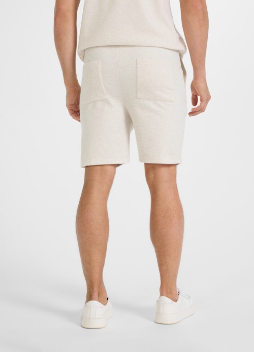 Slim Fit Shorts Terrycloth shorts crème mel.