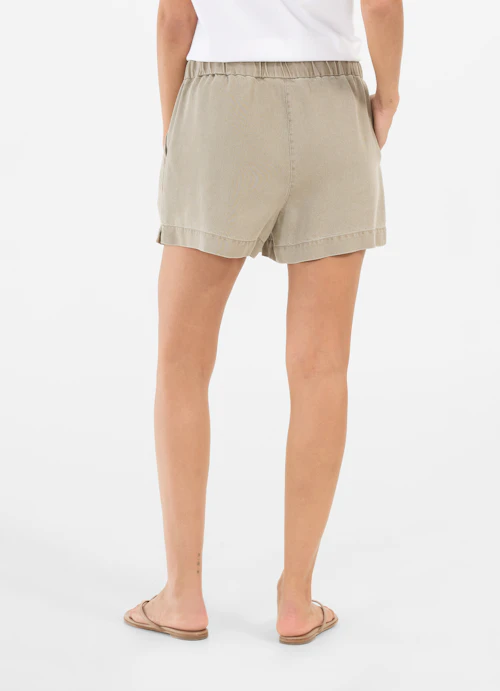 Coupe Regular Fit Short Short en sergé fungi